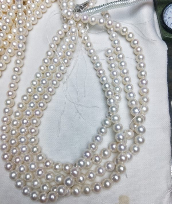 8.5-9.5mm natural white Freshwater classic round shaped pearls16 inch unknotted - Image 3