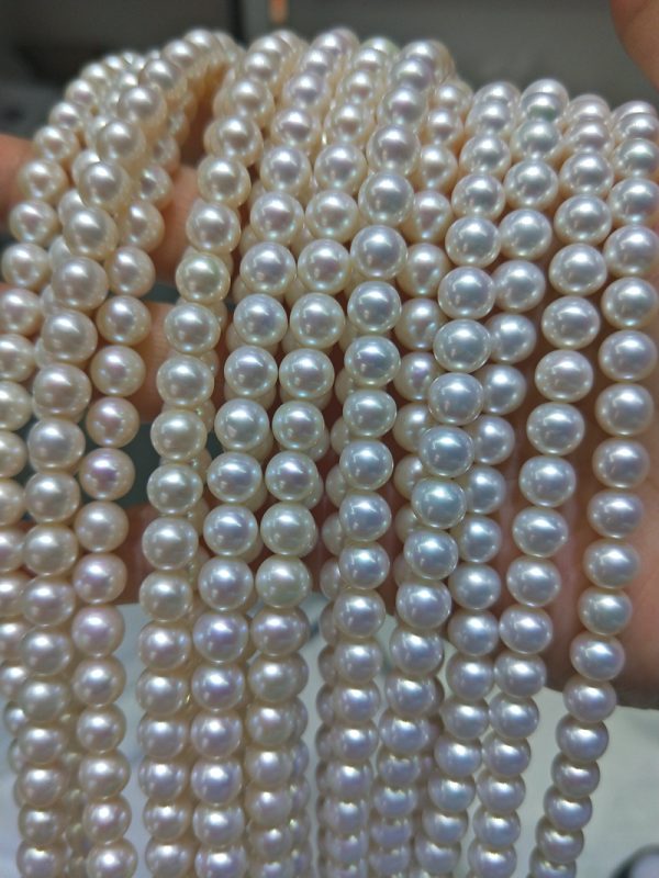 white round cultured pearl